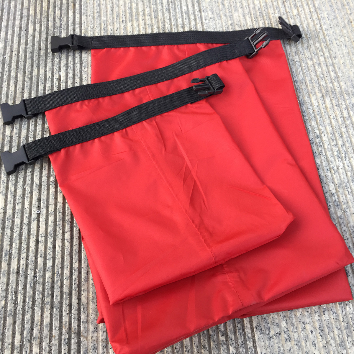 3個入り、防水仕様のドライバッグ。ナイロン製で、ロールトップ - Fishing Kayak Storage Bag のレビューと価格